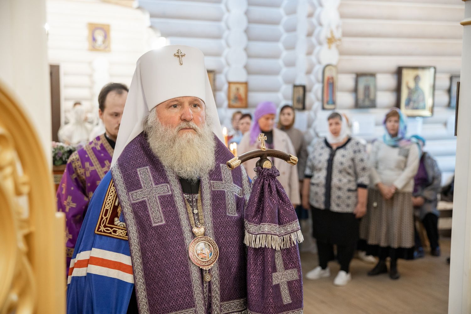 Митрополит Ханты-Мансийский и Сургутский Павел совершил Всенощное Бдение накануне Престольного праздника храма Воздвижения Креста Господня