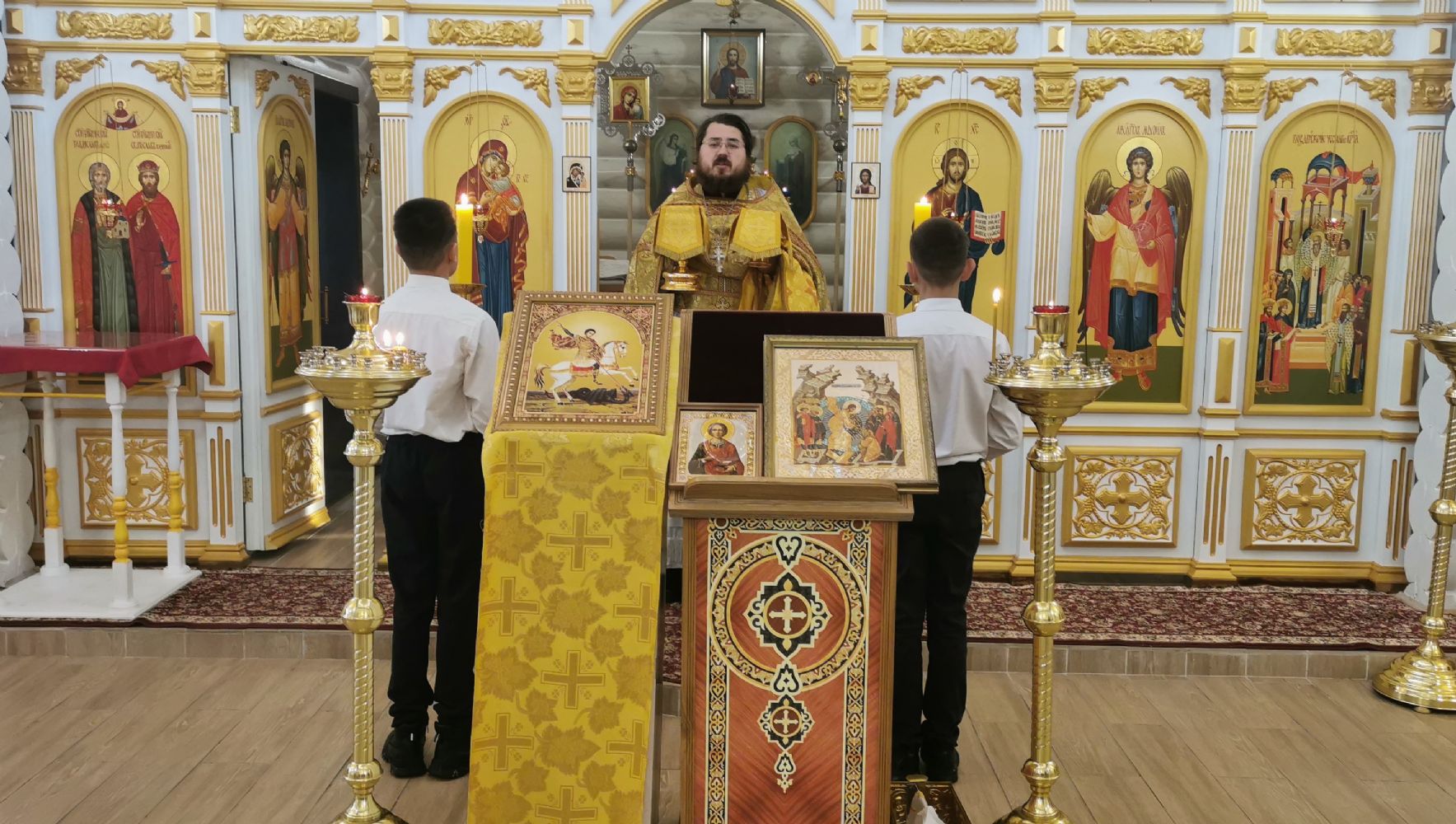 Настоятель храма совершил Богослужения недели 23-й по Пятидесятнице