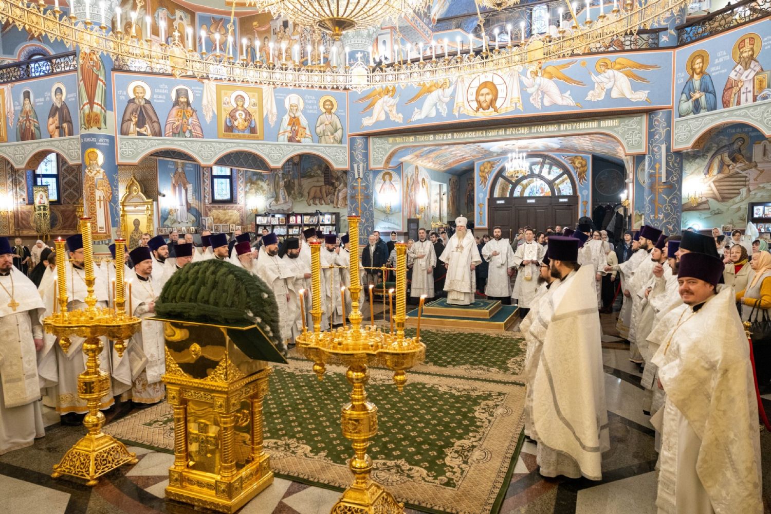 Настоятель храма сослужил митрополиту Ханты-Мансийскому и Сургутскому Павлу в Свято-Троицком кафедральном соборе города Сургута.