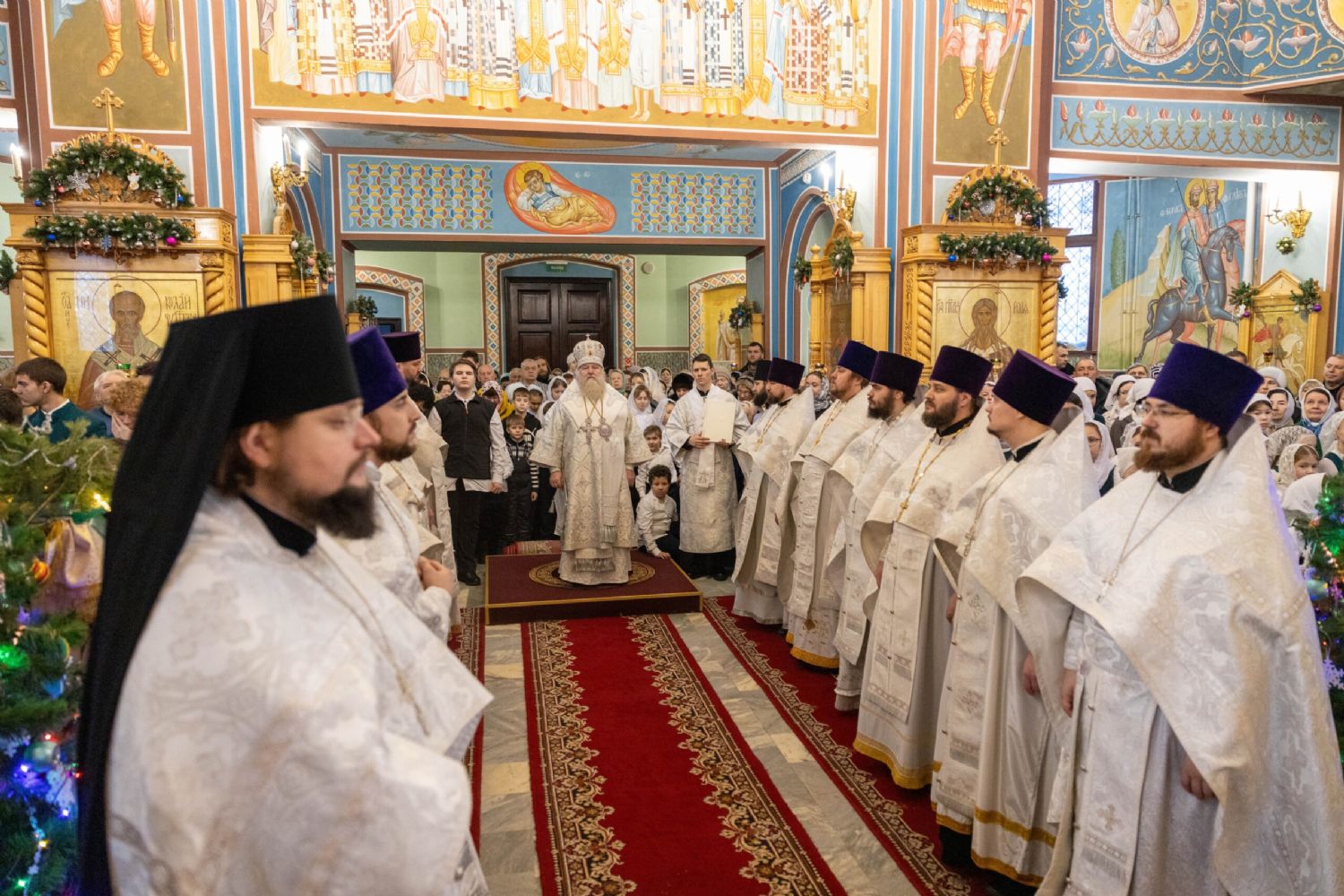 Настоятель храма сослужил митрополиту Ханты-Мансийскому и Сургутскому Павлу в праздник Собора Пресвятой Богородицы