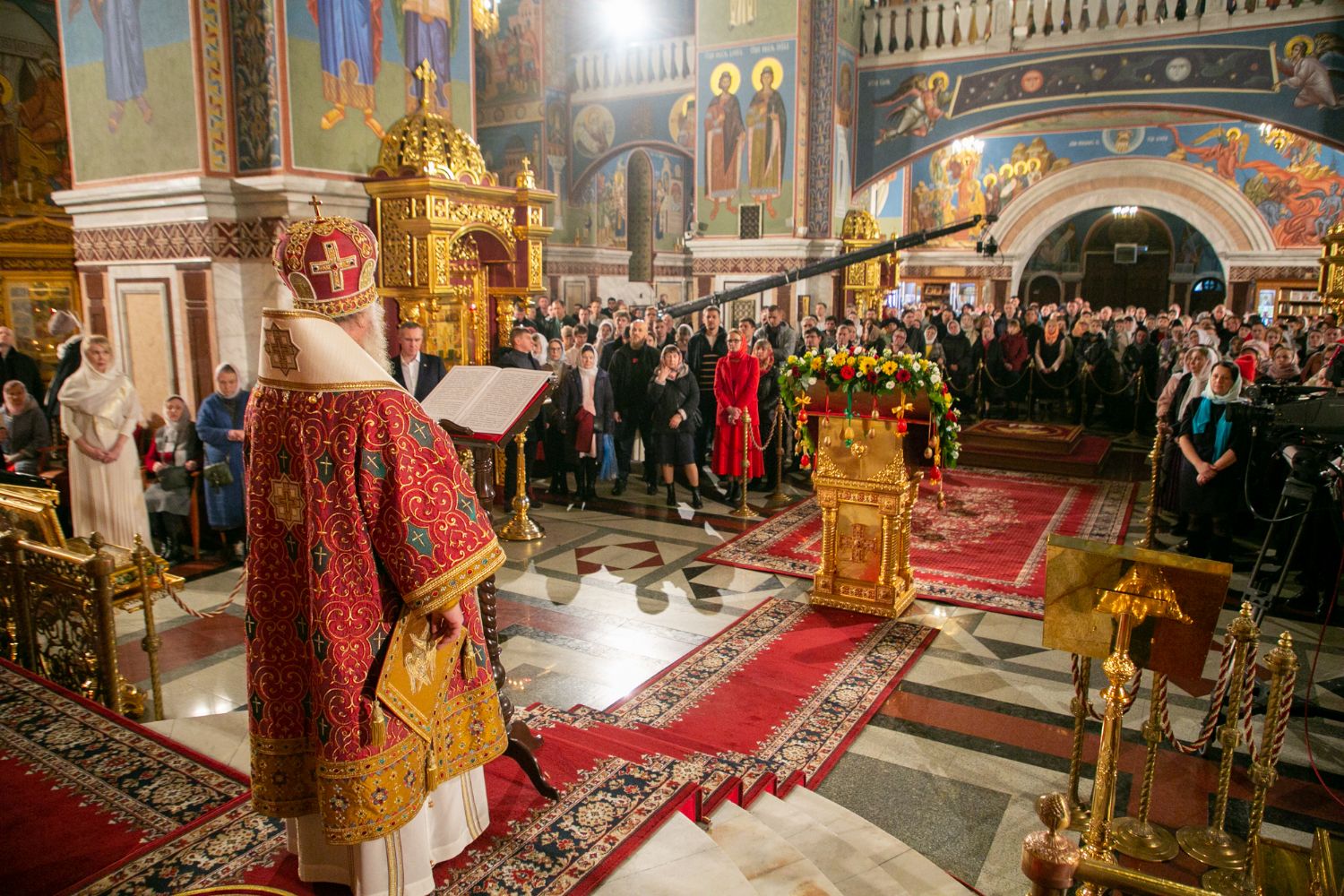 В праздник Светлого Воскресения Христова митрополит Павел совершил торжественное Пасхальное богослужение в Воскресенском кафедральном соборе