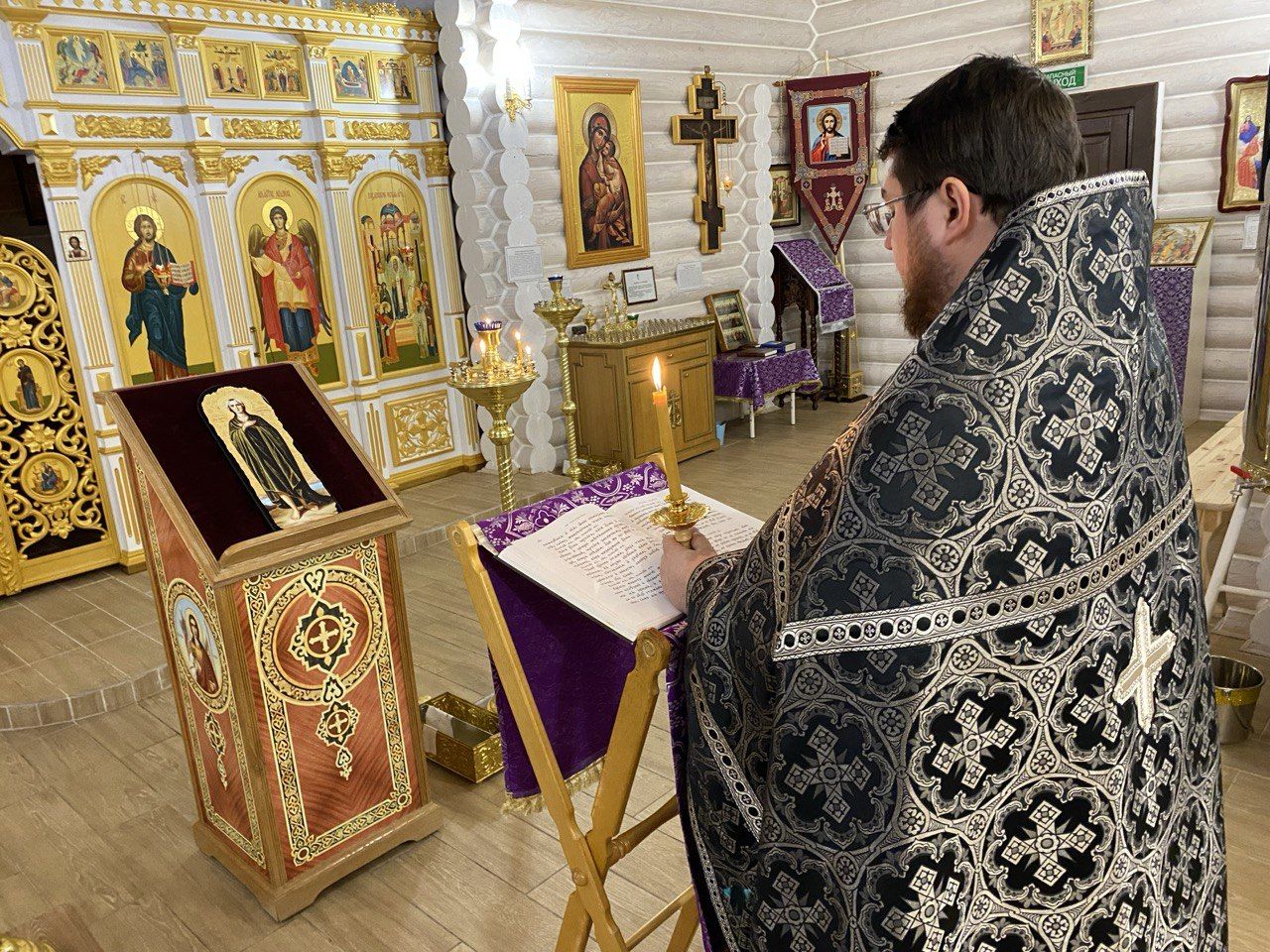 Настоятель храма совершил богослужения четвертка Великого канона