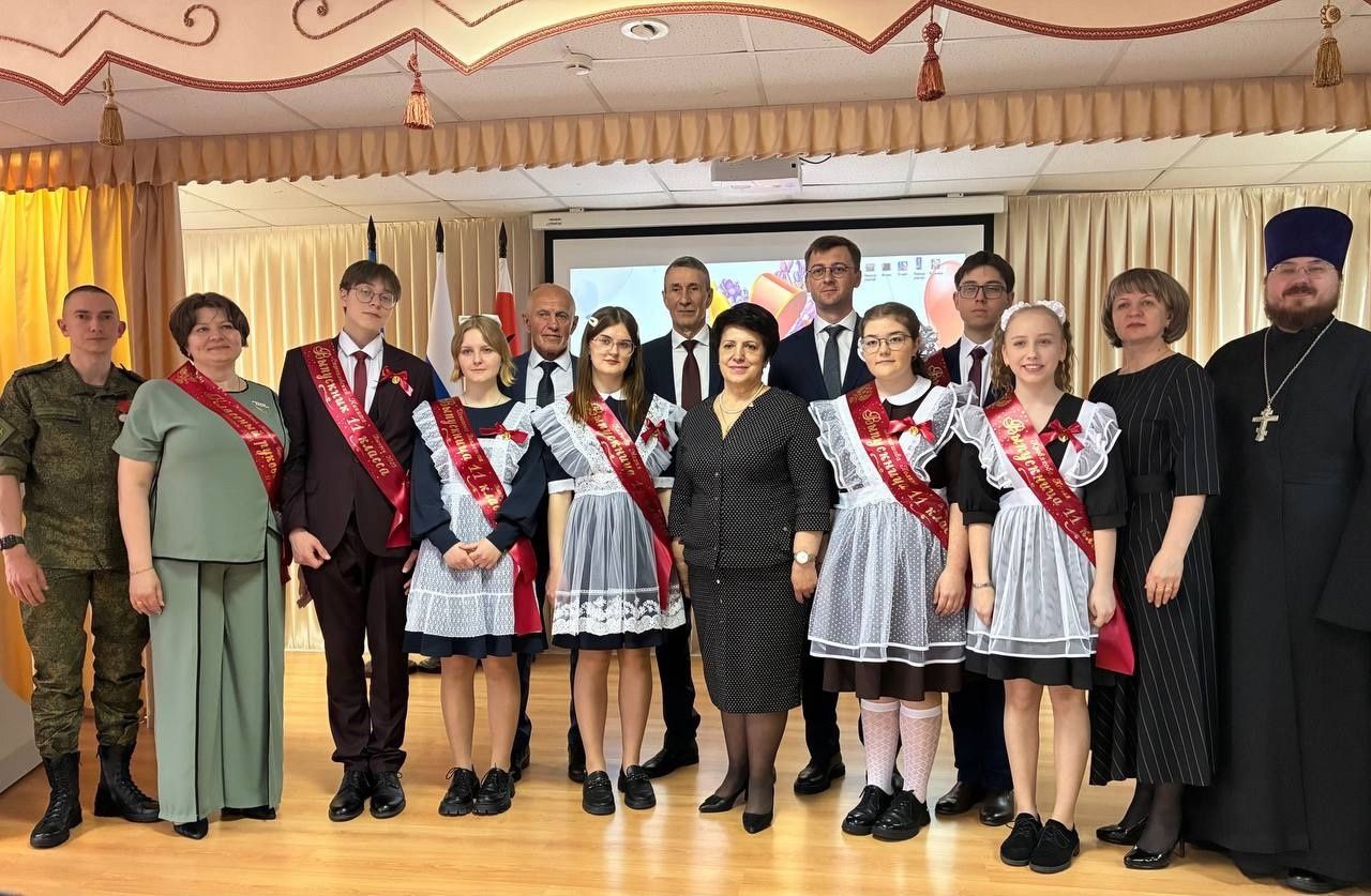 Настоятель храма принял участие в торжественной линейке по случаю празднования "Последнего звонка"