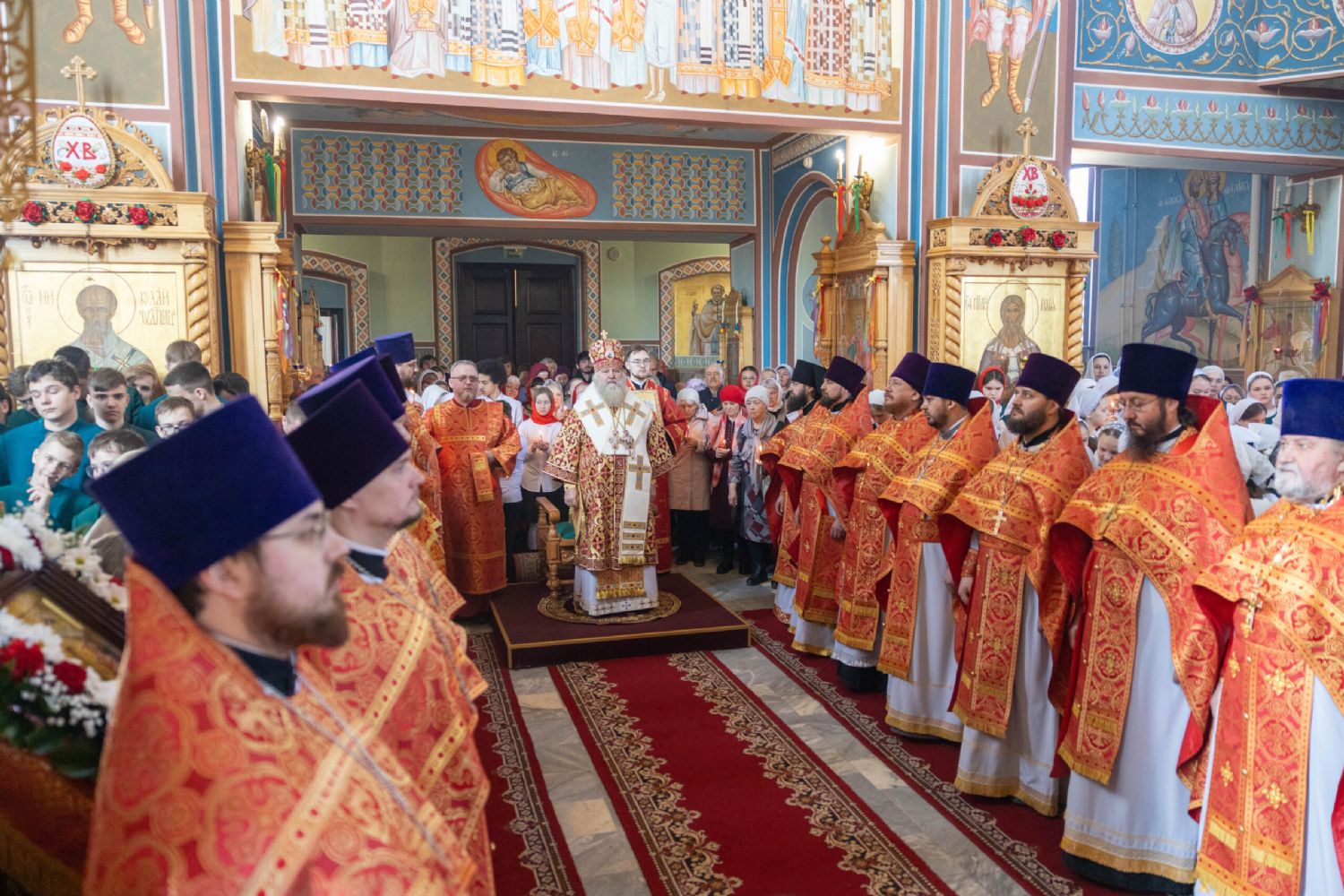 Настоятель храма сослужил митрополиту Ханты-Мансийскому и Сургутскому Павлу в понедельник Светлой седмицы