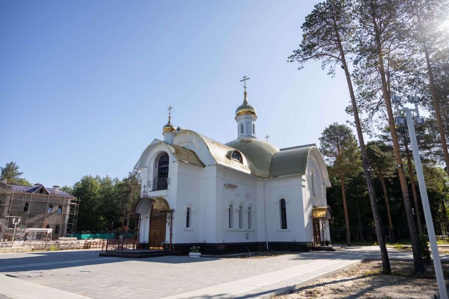 Настоятель храма сослужил митрополиту Ханты-Мансийскому и Сургутскому Павлу в городе Пыть-Яхе