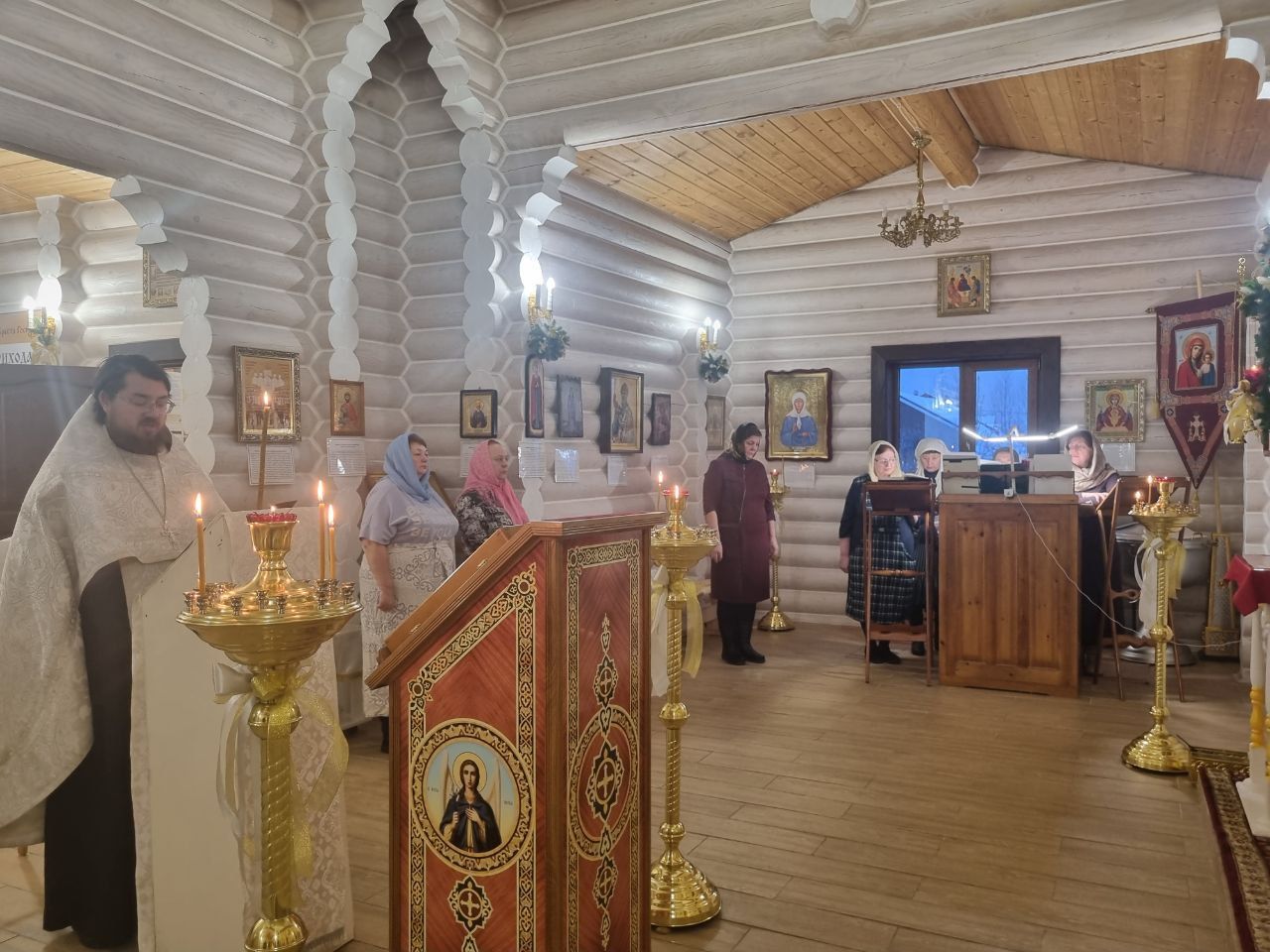 Богослужение в Рождественский сочельник в храме Воздвижения Креста Господня